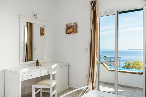 Four-Bedroom Villa Eleni by Konnect, with Private Pool & Stunning Seaview, Забронировать Отель Отели Барбати 3 звезды, 3*