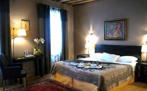 L'Absinthe Hôtel, Забронировать Отель Отели Онфлер с парковкой, Парковка