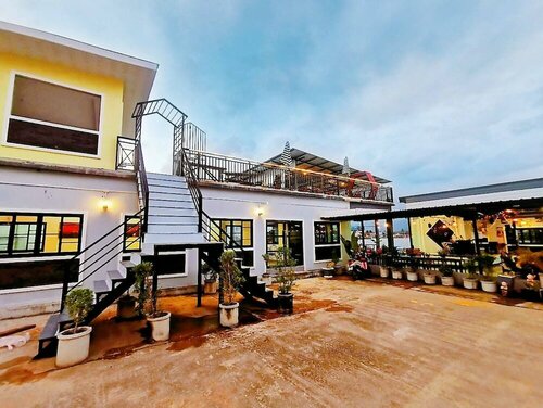 Chaiyai River Front Hotel