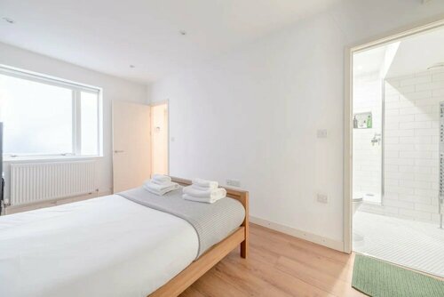 Modern and Beautiful 2 Bedroom Flat - Haggerston, Забронировать Отель Хокни Лондон
