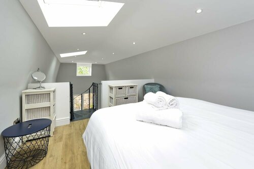 Charming Home With Patio Close to Wimbledon Park by Underthedoormat, Забронировать Гостевой дом Уимблдон Лондон
