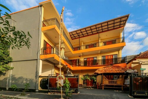 OYO 1372 Yandra Guest House, Book Pension Hoteller i Tibubeneng med parkering, Parkering