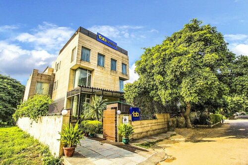 FabHotel Raj Darbar Iffco, Забронировать Отель Отели штата Харьяны с парковкой, Парковка