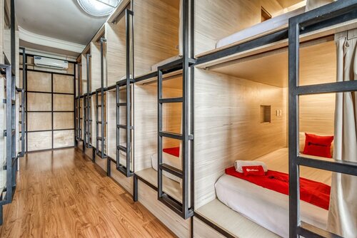 RedDoorz Plus near Stadion Mandala Krida, Đặt Khách sạn Khách sạn tại Yogyakarta có Hồ bơi, Hồ bơi