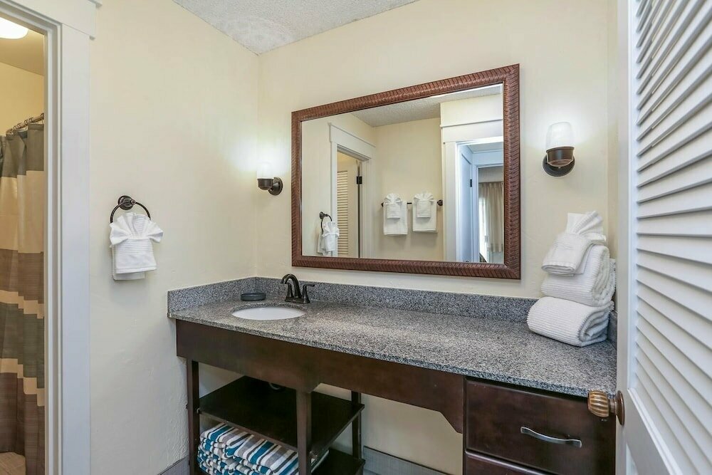 Beautifully Upgraded, Full Kitchen, Comfy King Bed, Ac 1 Bedroom Condo by Redawning