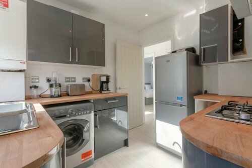 Modern 2 Bedroom Apartment in Morden, Забронировать Апартаменты/квартира Отели Большого Лондона с парковкой, Парковка