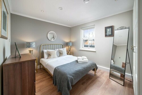 Modern 1 Bedroom Barons Court Flat Lift And Balcony