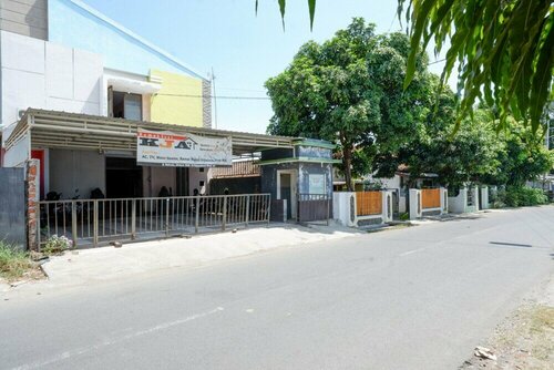 RedDoorz near GOR Wisanggeni, Boek Pension Tegal Pensions, Pension