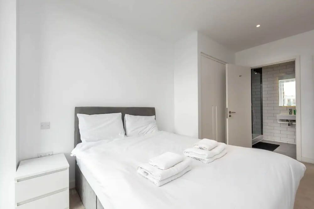 Bright and Modern 2 Bedroom Flat in Royal Wharf