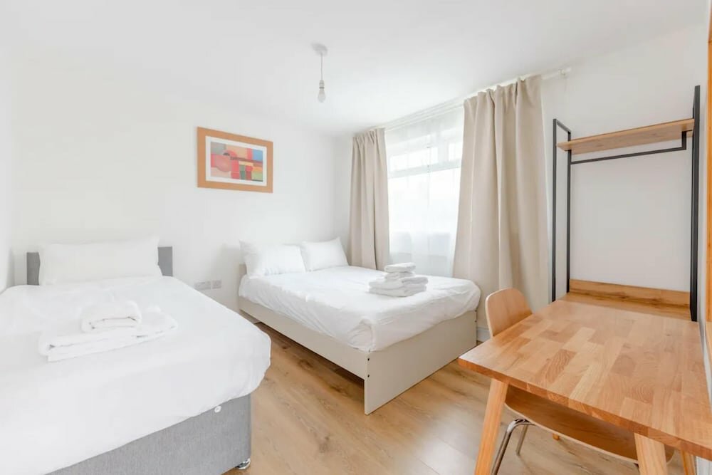 1BD Flat With Patio - 5 min to London City Airport