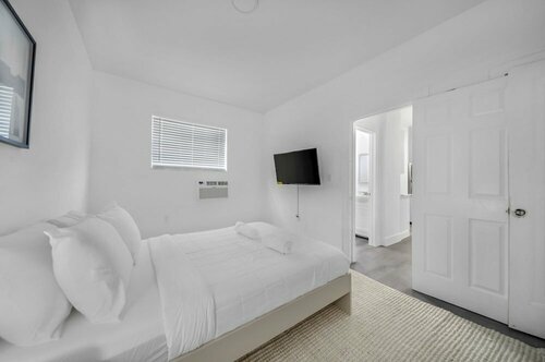 Little Havana Gem 2BR Retreat, Забронировать Отель Майами Miami Metropolitan Area