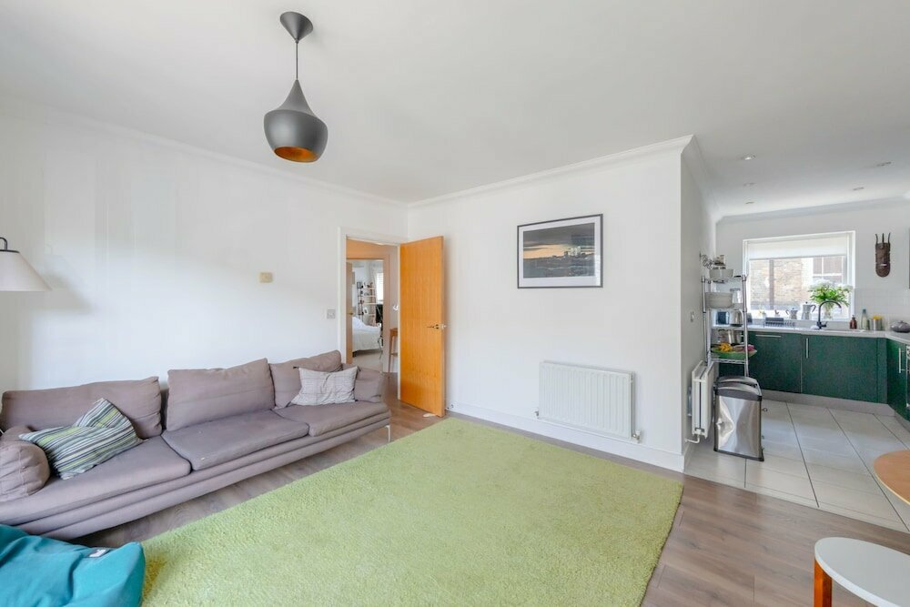Light & Modern 2BD Flat With Balcony - Brick Lane