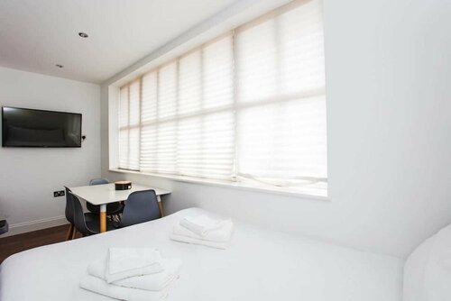 Energised Apartment With Gym in Brent Park, Забронировать Апартаменты/квартира Отели Большого Лондона с парковкой, Парковка