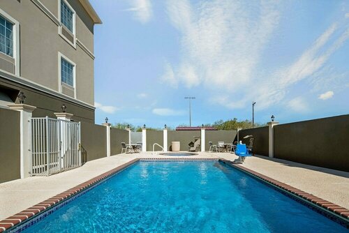 La Quinta Inn & Suites by Wyndham Mercedes Outlet Mall, Забронировать Отель Отели Rio Grande Valley 3 звезды, 3*