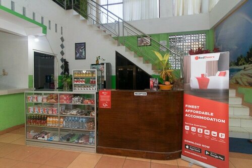 RedDoorz @ Frans Seda Kupang, Забронировать Гостевой дом Отели Купанг с парковкой, Парковка