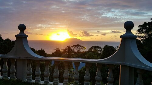 Calm Sorento, Book Bed and Breakfast Hoteller i Mahe Island med parkering, Parkering