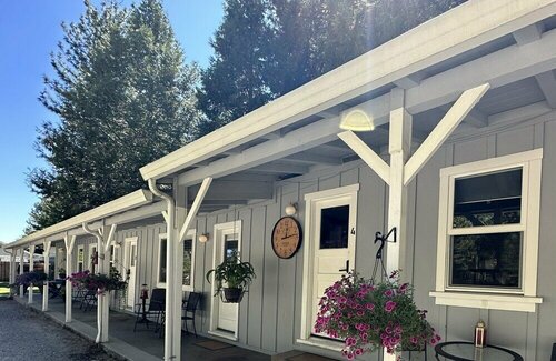 The Pines Inn and Cottages, Rezerwuj Hotel Grass Valley Kalifornia
