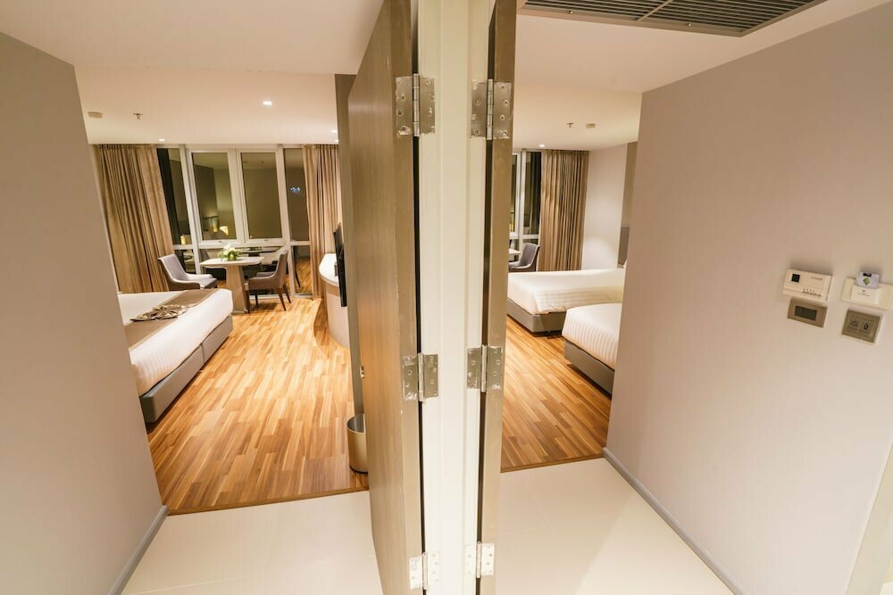New Season Square Hotel