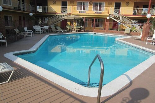 Americas Best Value Inn & Suites Anaheim Convention Center, Забронировать Отель Отели Анахайм с парковкой, рядом с Парк Диснейленд, Парковка