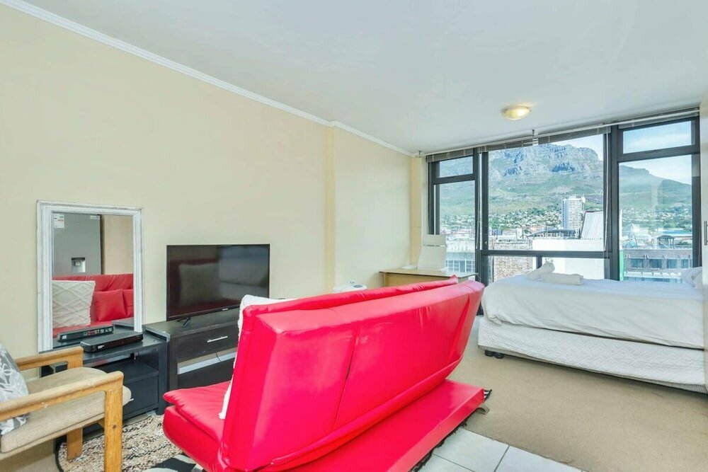 Bright Studio Apartment w Stunning Roof-top Pool