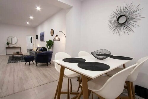 Unique Stays - 3658 Boul. Saint-Laurent, Забронировать Апартаменты/квартира Плато-Мон-Рояль Монреаль, рядом с St. Patrick's Basilica